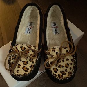 Leopard Black Minnetonka Moccasin Slippers - Size 7